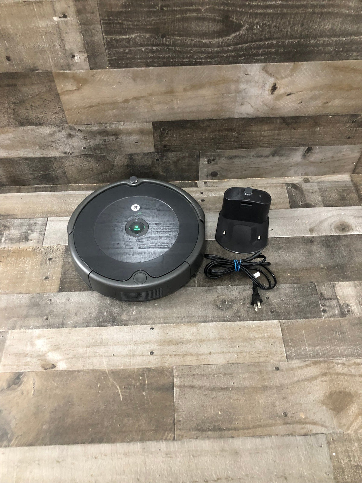 iRobot Roomba 692 Robot Vacuum - Wi-Fi Connectivity, Personalized Cleaning Recommendations, Works with Alexa, Good for Pet Hair, Carpets, Hard Floors, Self-Charging