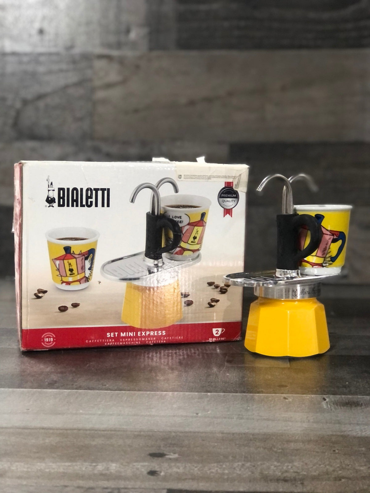 Bialetti - Mini Express Lichtenstein: Moka Set includes Coffee Maker 2-Cup 2.8 Oz + 2 shot glasses, Yellow, Aluminium