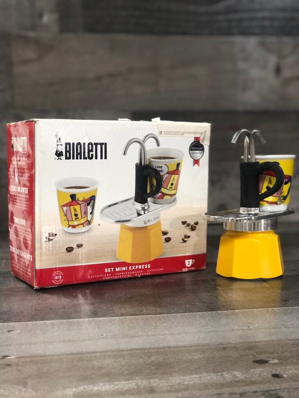 Bialetti - Mini Express Lichtenstein: Moka Set includes Coffee Maker 2-Cup 2.8 Oz + 2 shot glasses, Yellow, Aluminium